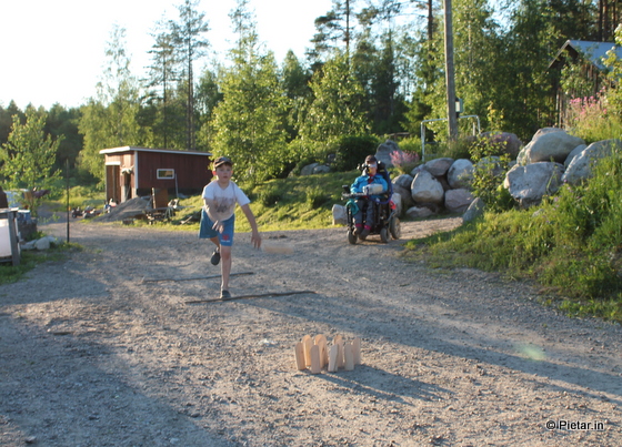 Eeropekka heittää mölkkyä