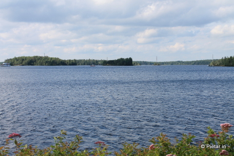 Järvimaisema, taustalla saari  