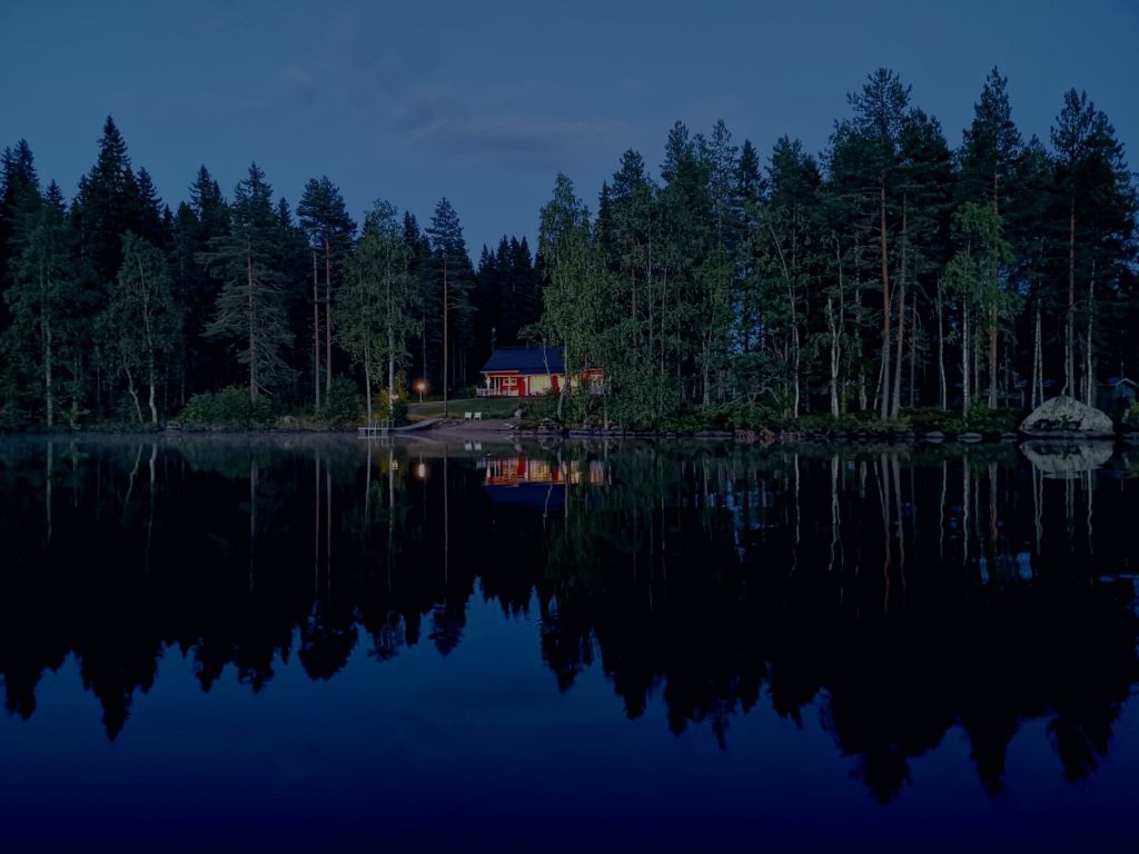 Esteetön mökki järven rannassa.