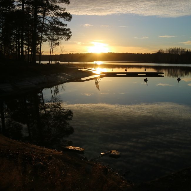 Aurinko laskee Saimaaseen.