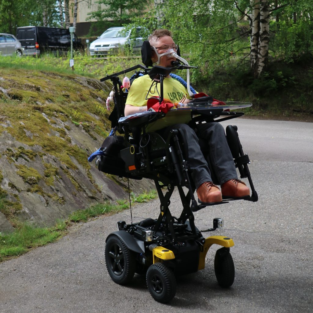 Sähköpyörätuoli nousee kätevästi korkealle.