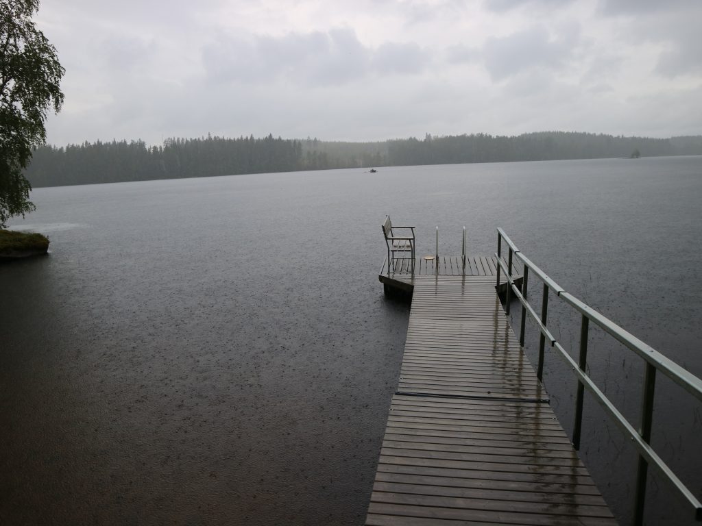 Vettä sataa.