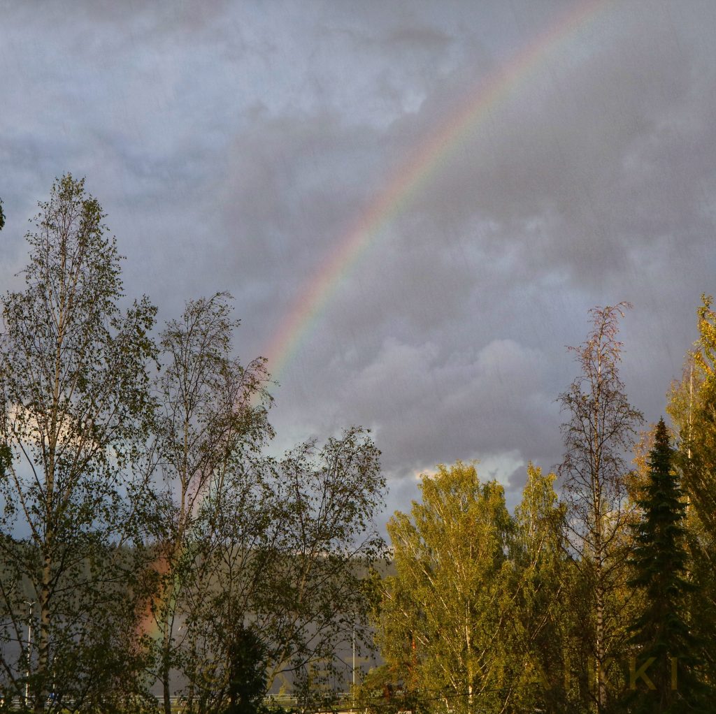 Sateenkaari loistaa.