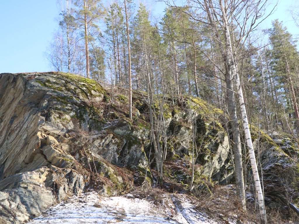 Kallio Laitaatsalmen rannalla.