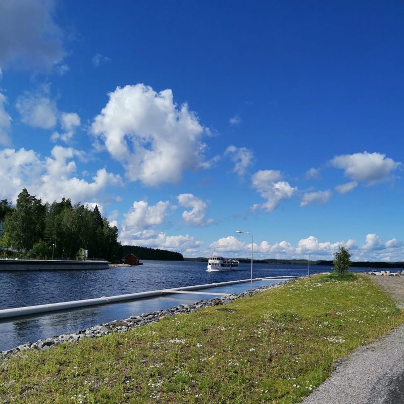 Laitaatsalmea lähestyy sisävesiristeilijä m/s Lake Seal.