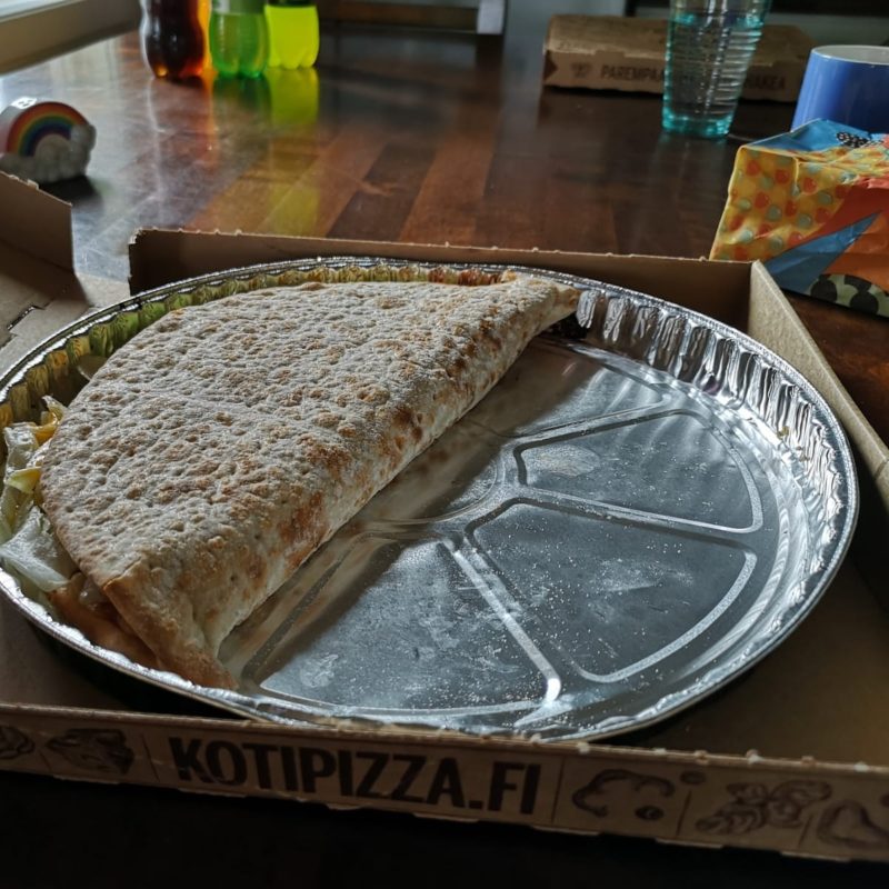 Kotzone on taitettu pizza.