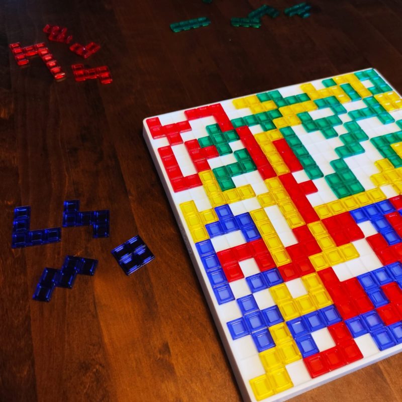 Blokus on oiva lautapeli.