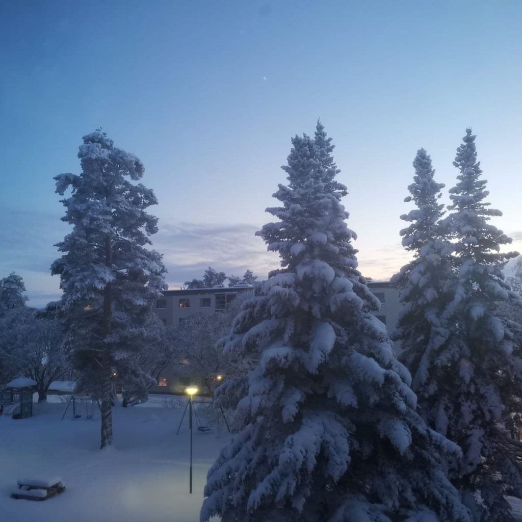 Sininen hetki aurinkoisen talvipäivän päätteeksi.