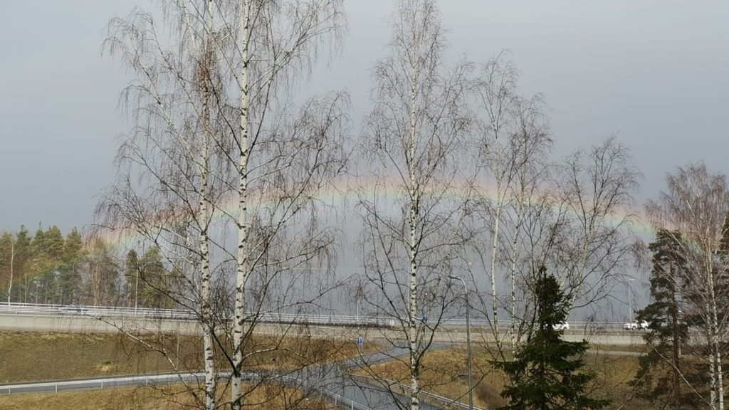 Sateenkaari aivan kodin vieressä.