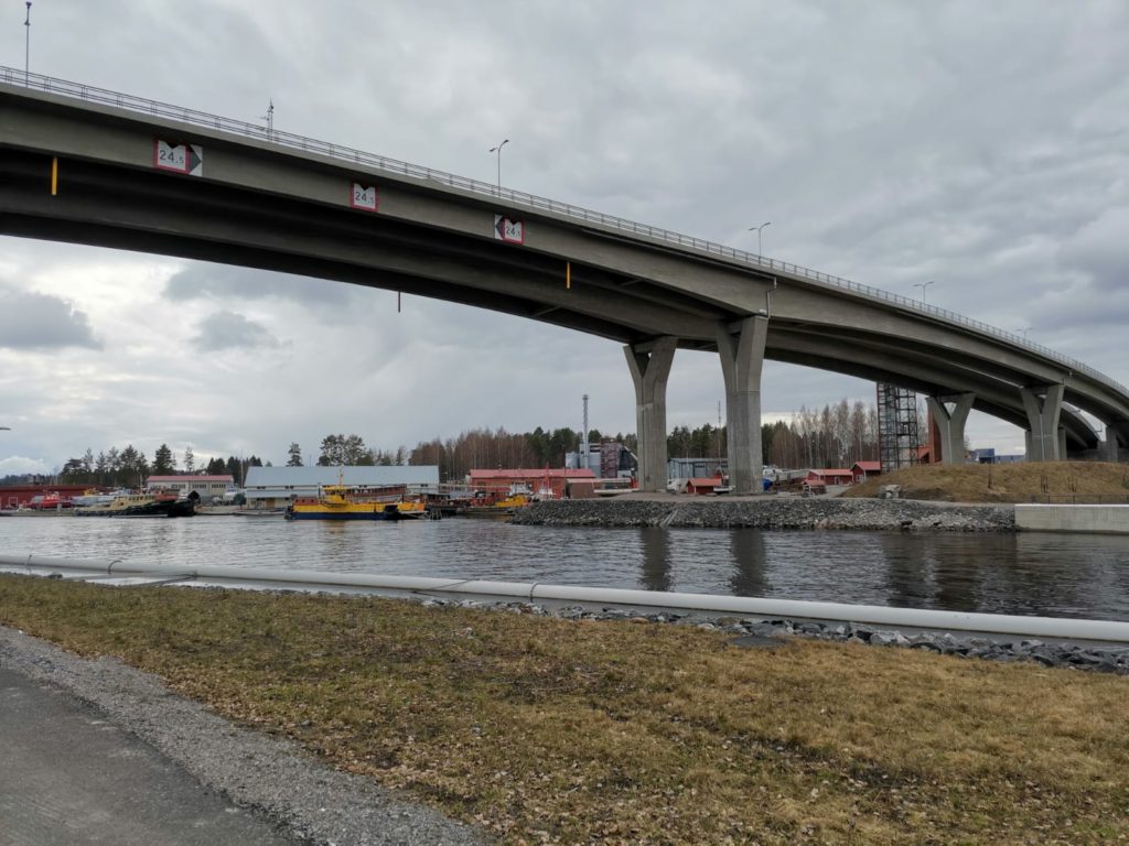 Laitaatsalmen virta ja sen toisella rannalla on Laitaatsillan telakka.