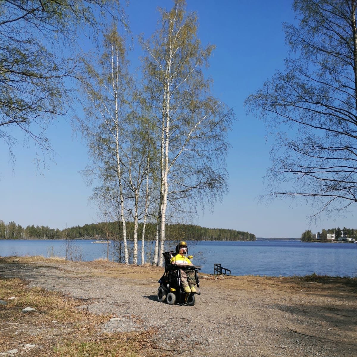 Saimaan rannalla nauttimassa auringosta.