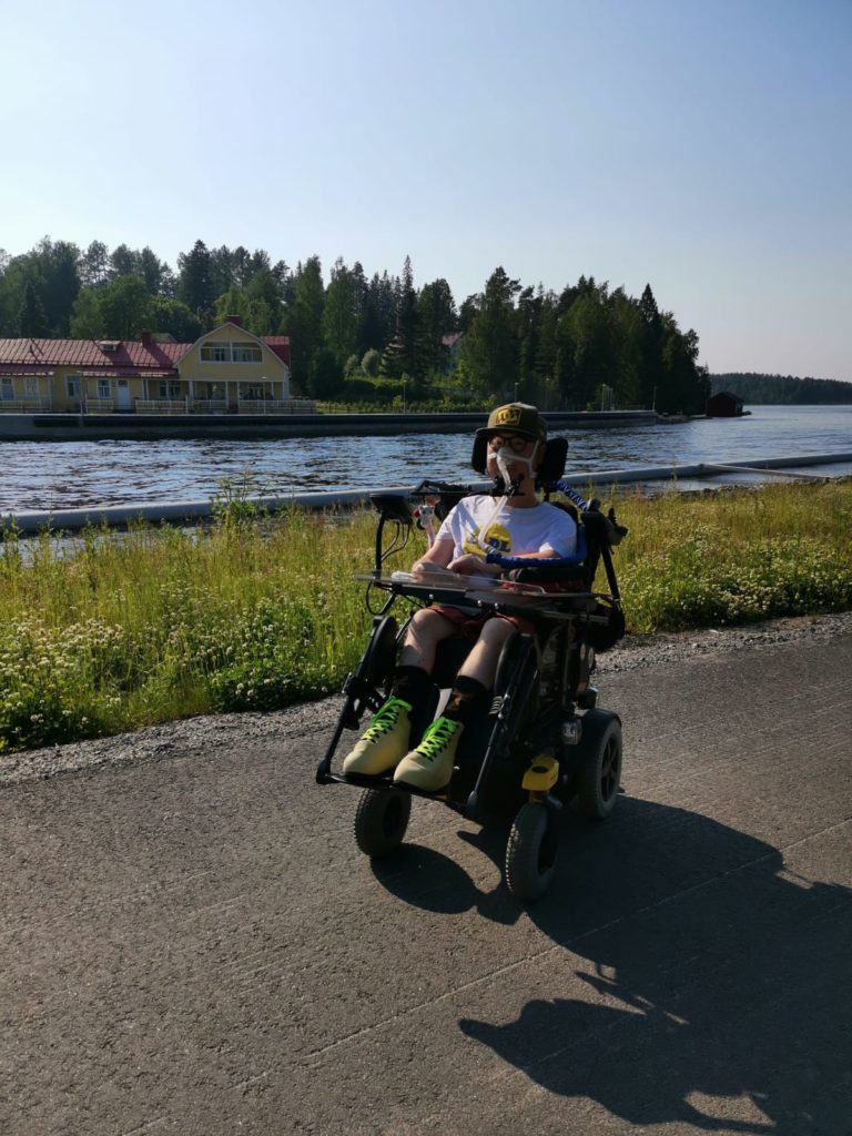  Ulkoilemassa Laitaatsalmen rannalla kahdeksan vuotta kunniaksi.