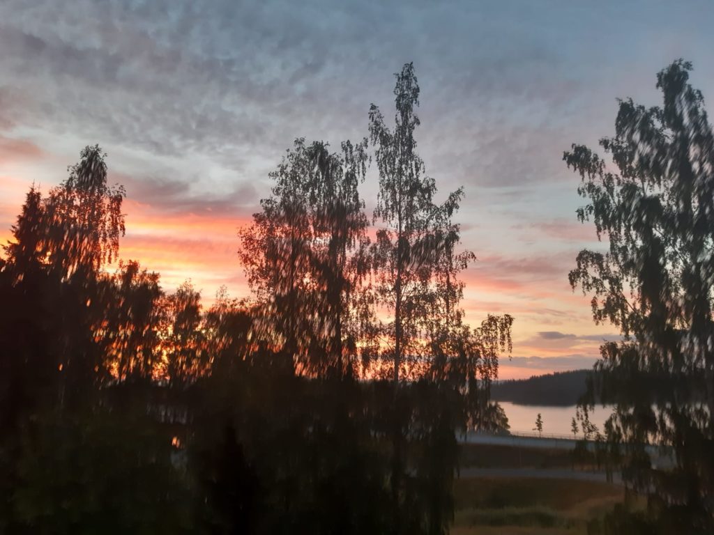 Upean värinen auringonlasku Saimaalle.