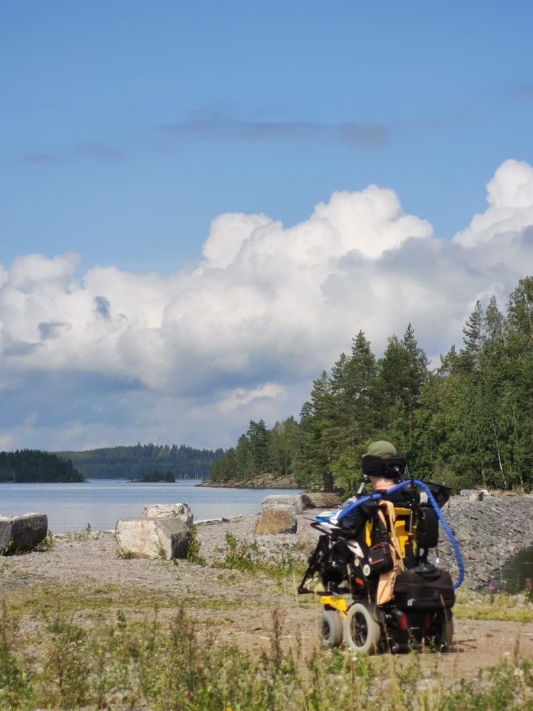 Videoiden aiheita ulkona miettimässä.