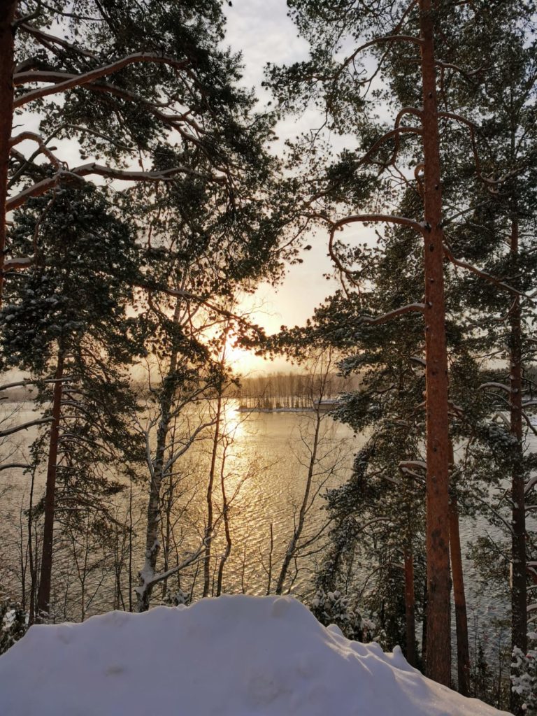 Lumipenkan takana Saimaa ja aurinko.