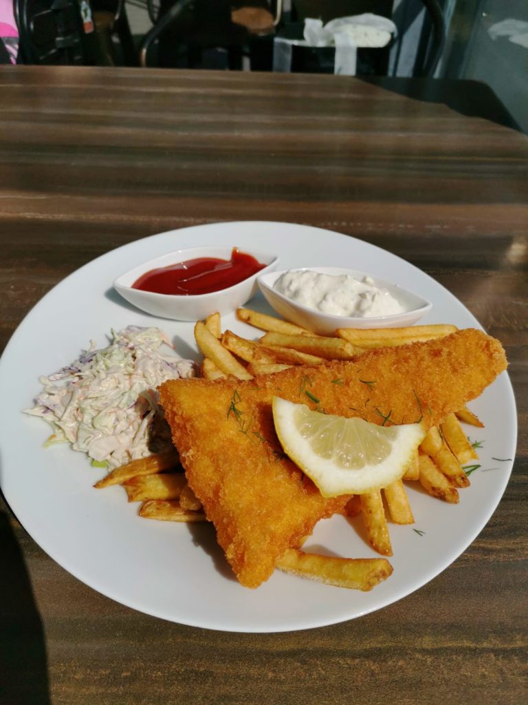 Fish & Chips, coleslaw-salaatti ja remoulade annos lautasella.