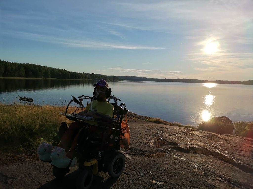 Aurinko häikäisee rannalla.