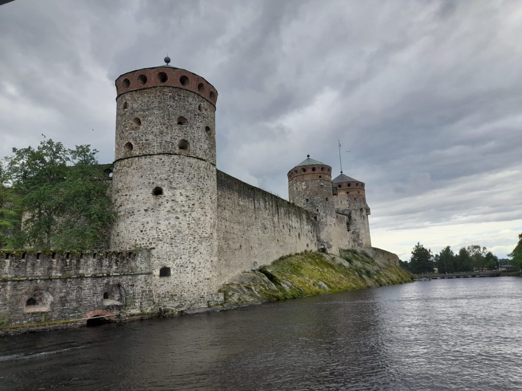 Olavinlinna ja virtaava Kyrönsalmi ajankohtana heinäkuu 2022..