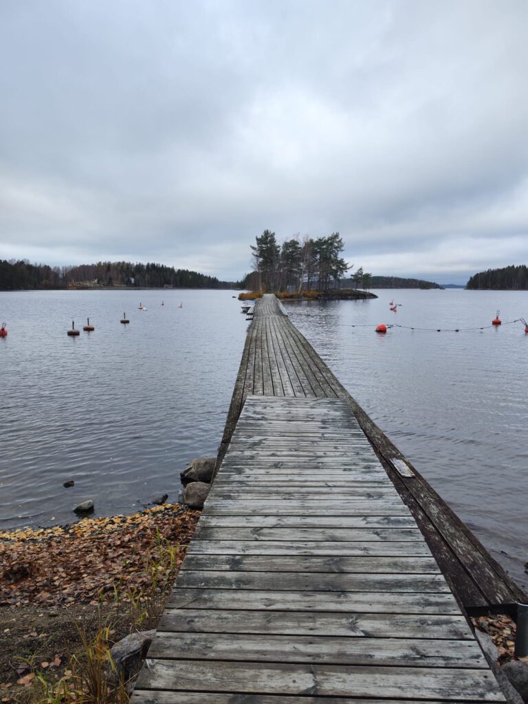 Laituri Saimaalla sijaitsevaan saareen.