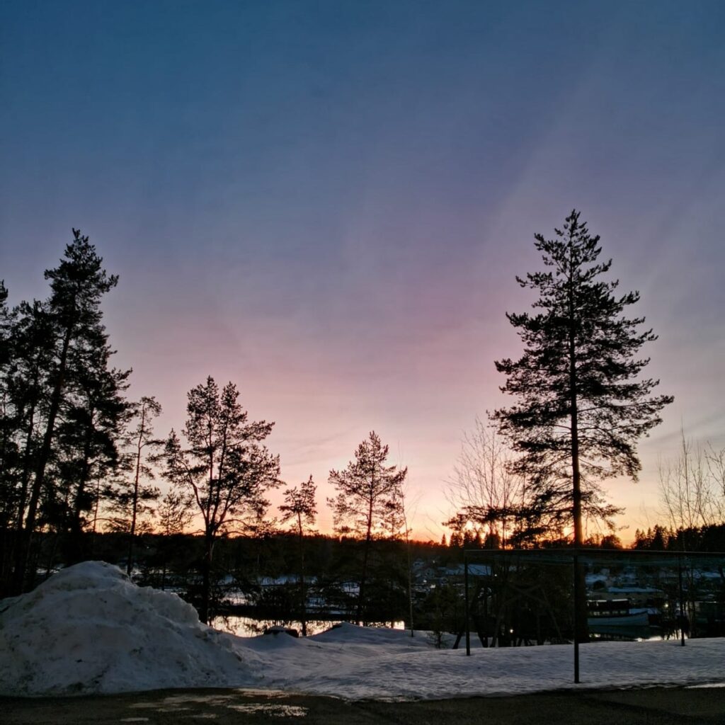 Upeat värit taivaalla hetki auringonlaskun jälkeen.