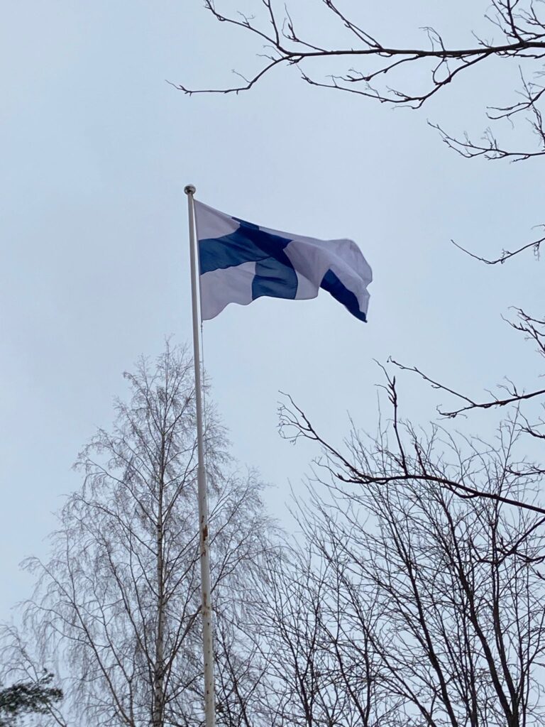 Suomen lippu heiluu tuulessa.