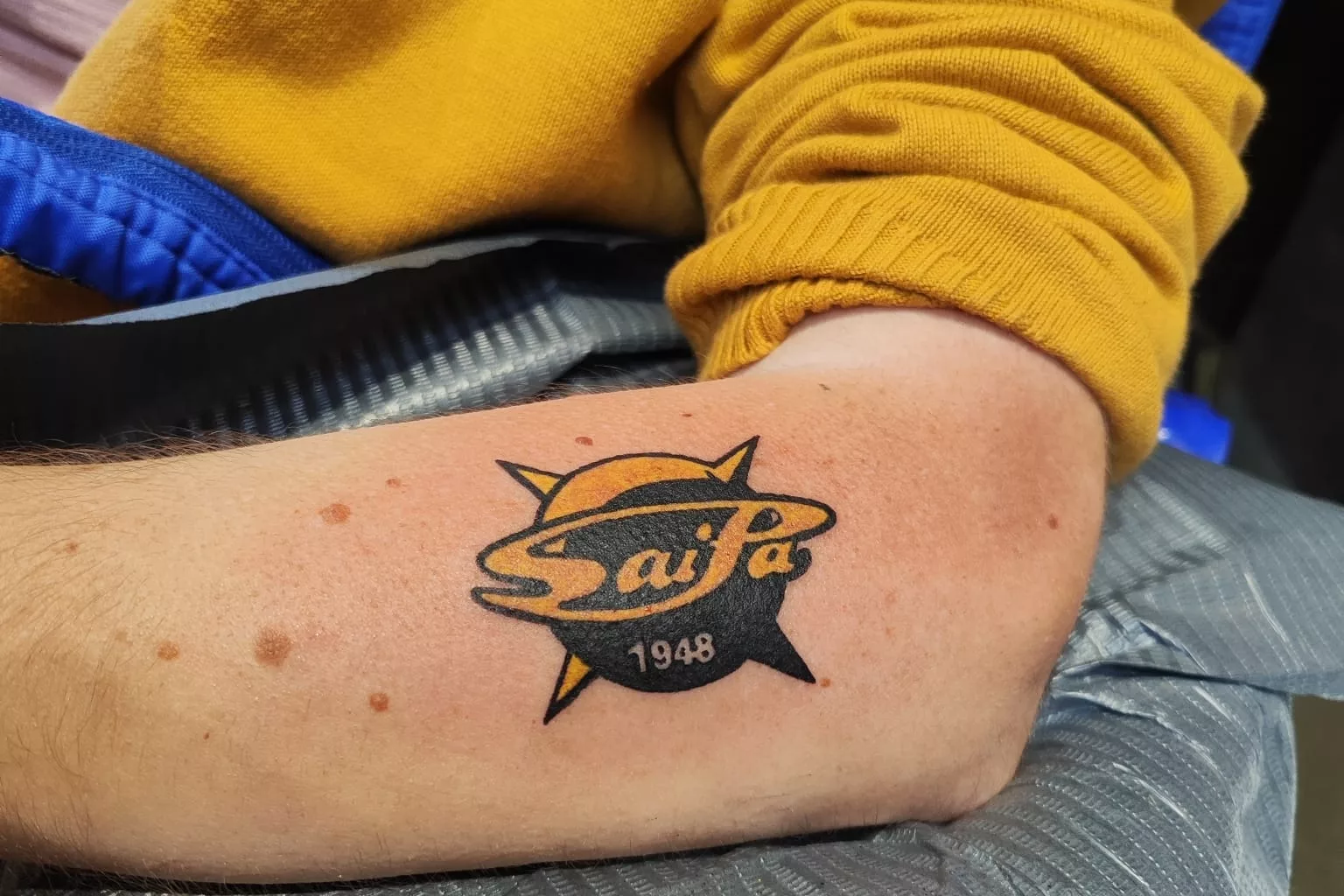 SaiPa logo käsivarressa.