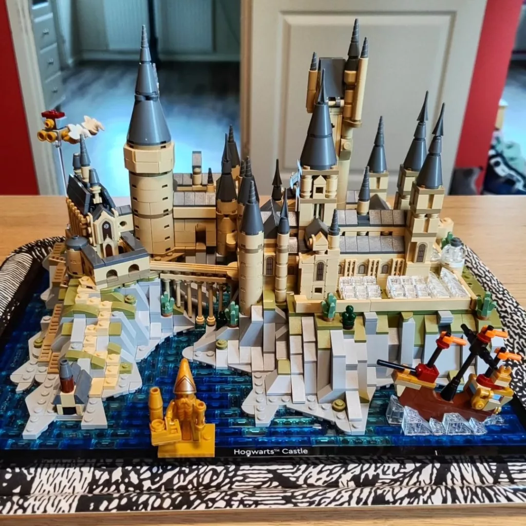 Lego Harry Potter linna pöydällä.