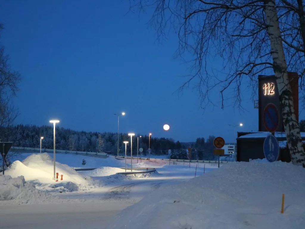 Lähes täysikuu on nousemassa. 