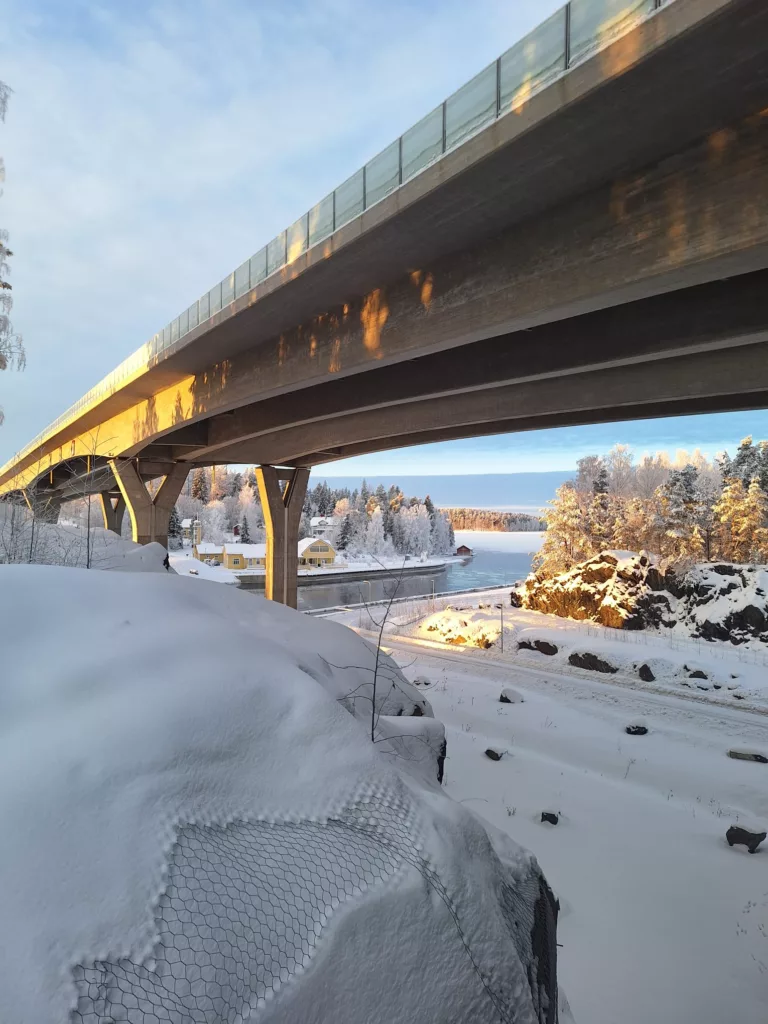 Laitaatsalmen silta ja sen alta näkyy Laitaatsalmi.