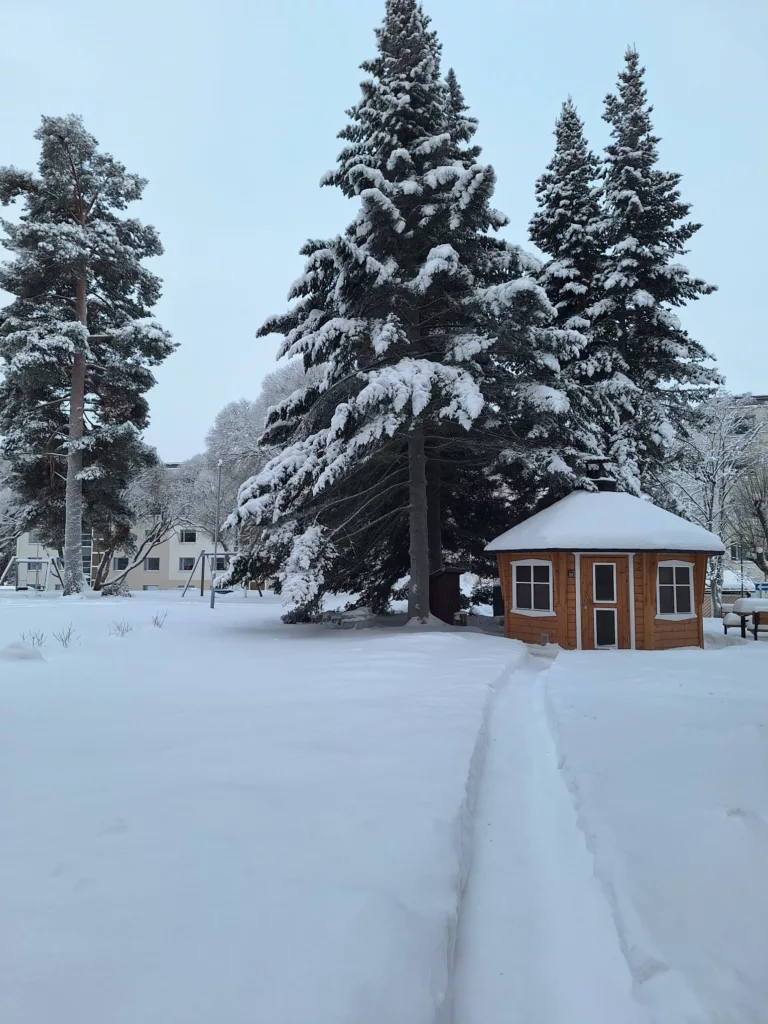 Huvimaja lumen keskellä.