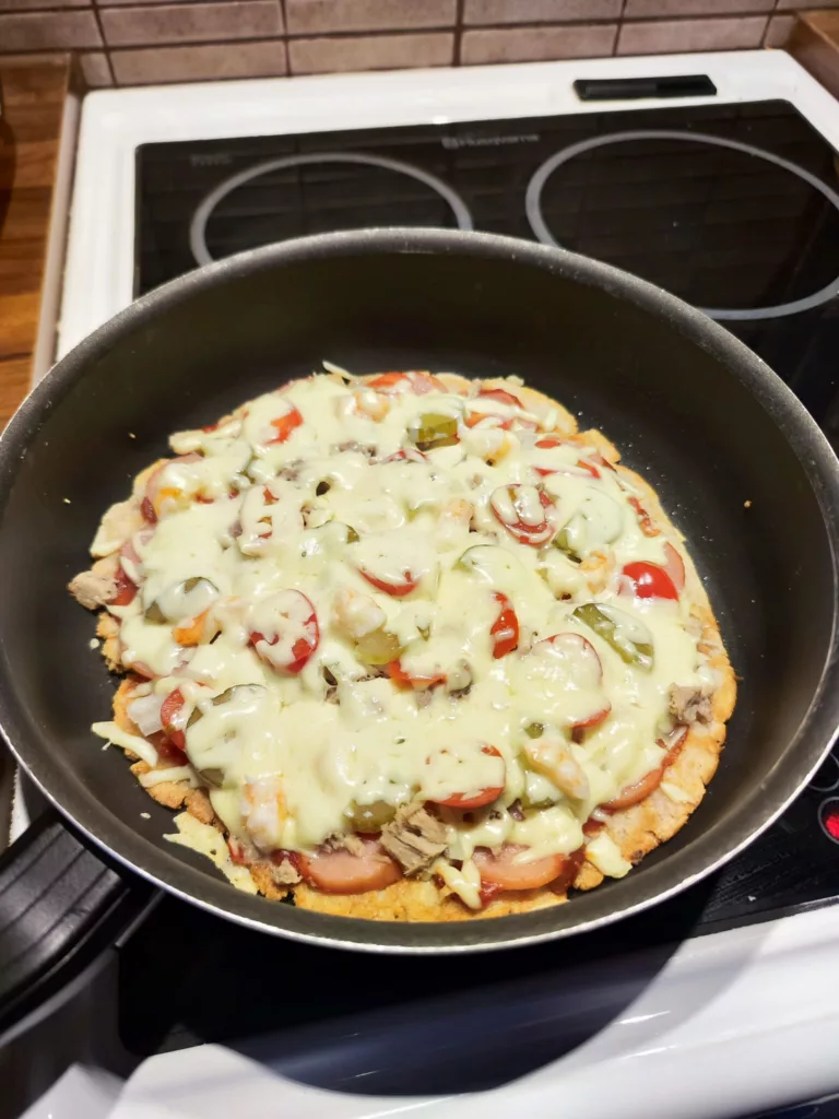 Pizza paistinpannulla.