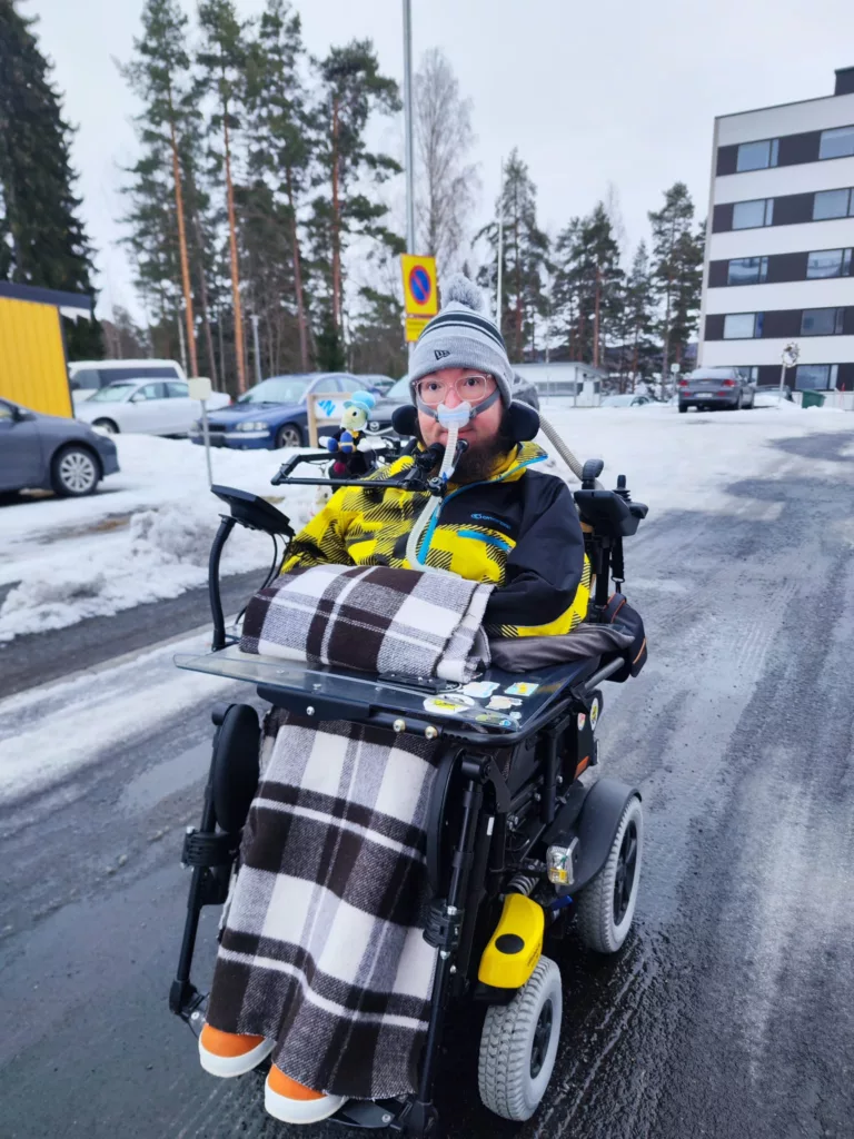 Minä pyörätuolilla ulkona.