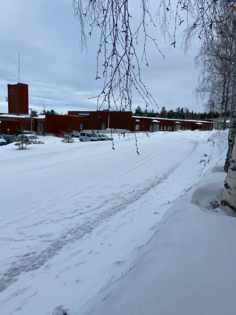 Jalkakäytävällä on reilusti lunta.