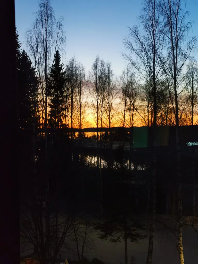 Kullan värinen auringonlasku.