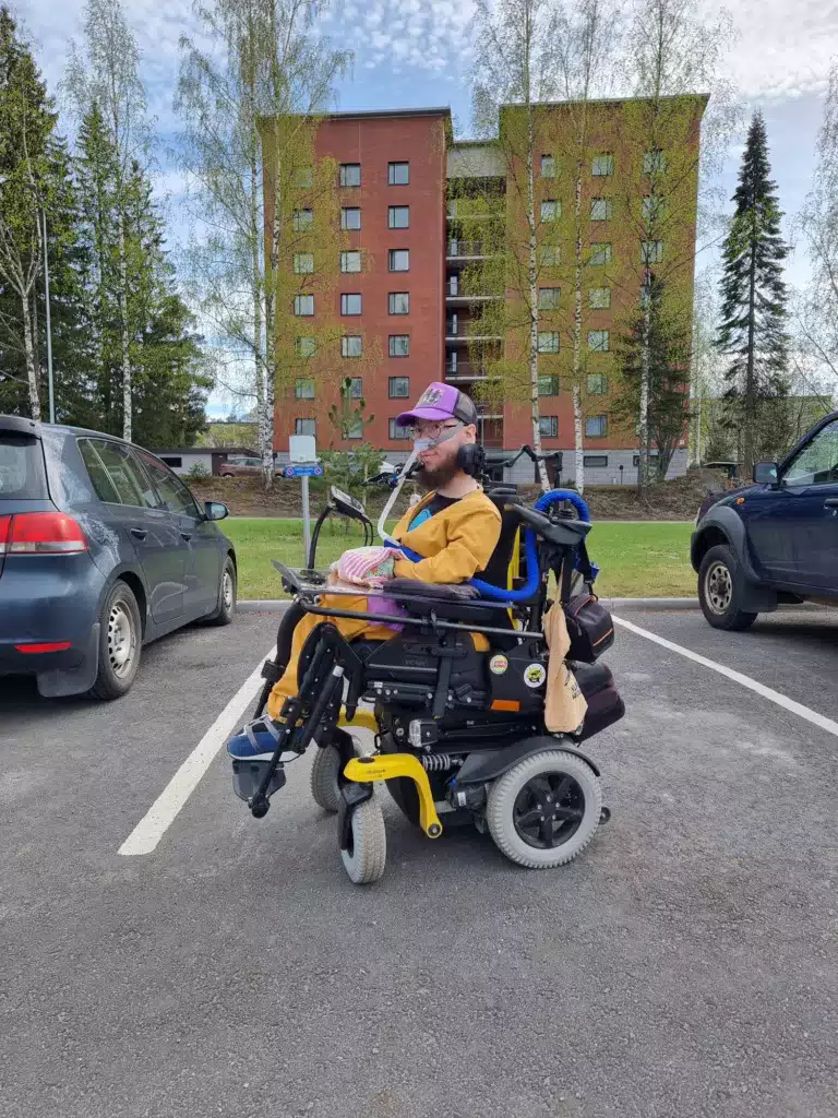 Paloaseman parkkipaikalla kuvassa. Meidän koti näkyy taustalla.