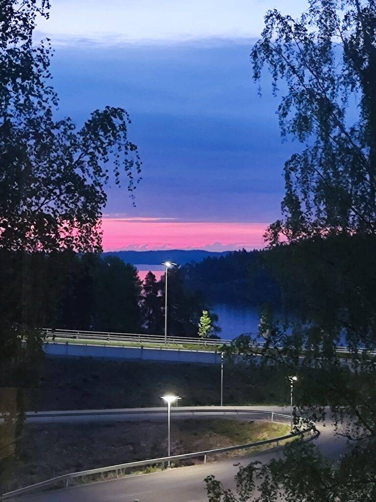 Punainen taivaanranta auringonlaskun aikaan.