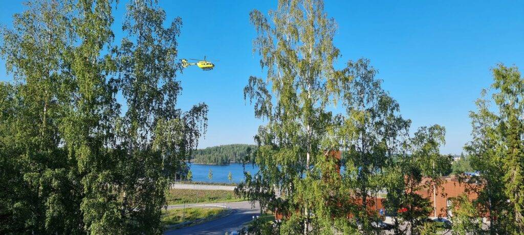 Finnhems lääkärihelikopteri laskeutui torstaina Savonlinnan paloasemalle.