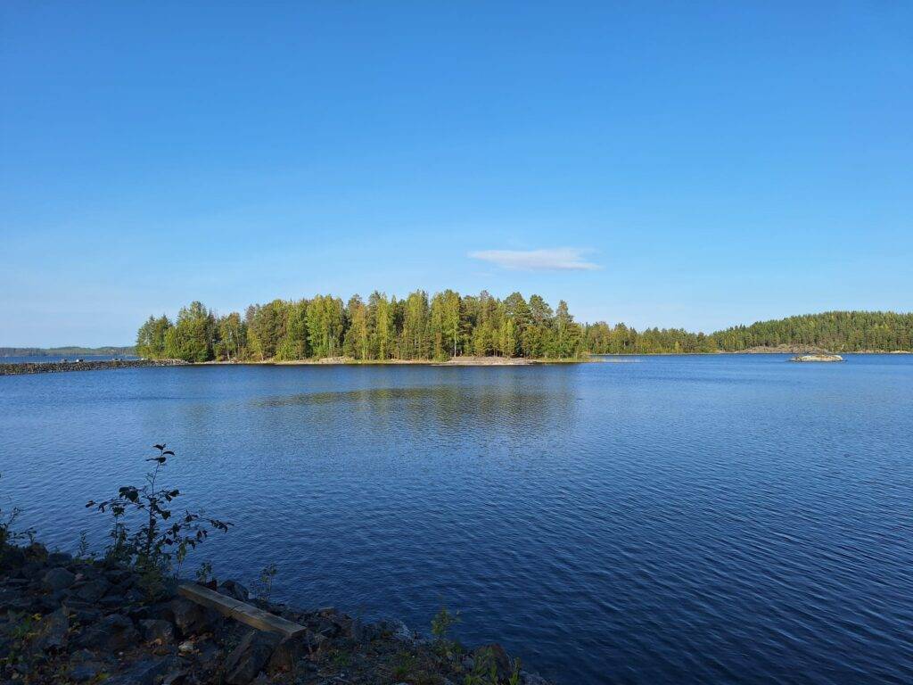 Saimaan sininen vesi ympäröi pyttysaarta.