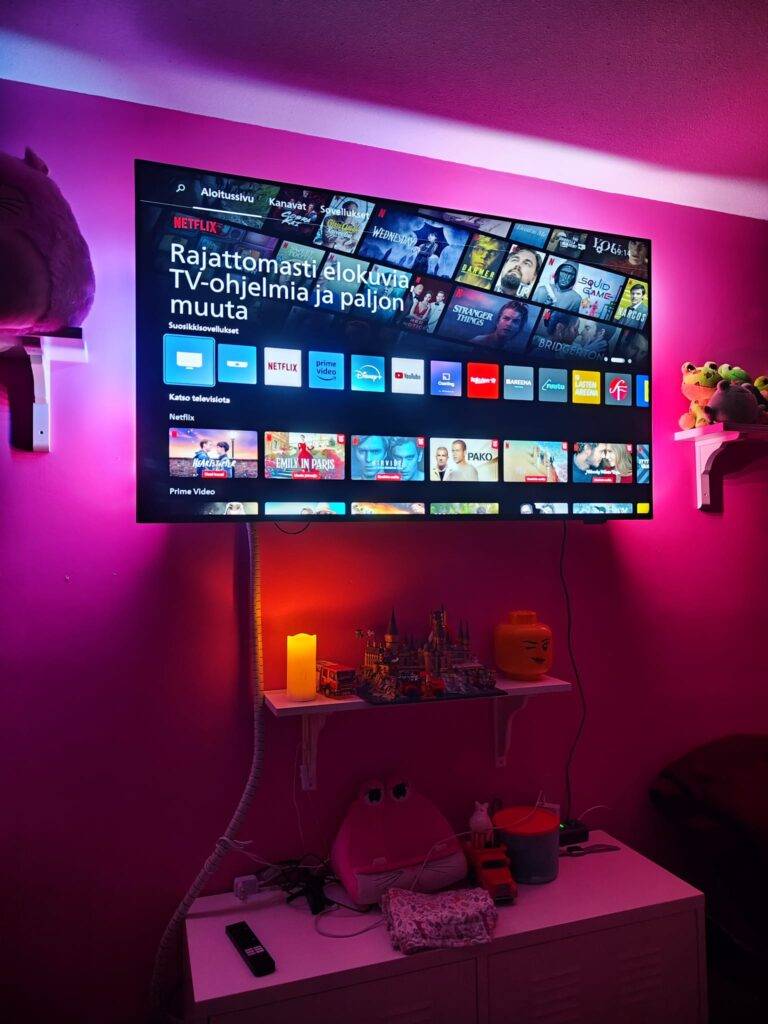 Philips Ambilight valot loistavat hämärässä huoneessa.