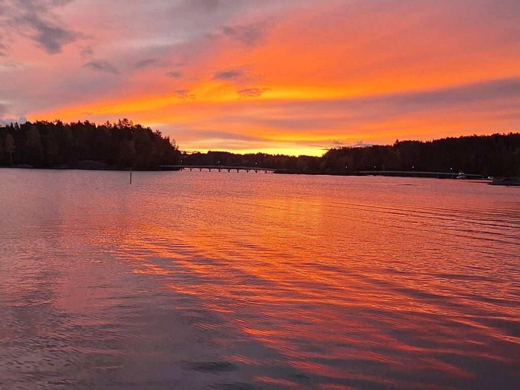 Erittäin värikäs auringonnousu.